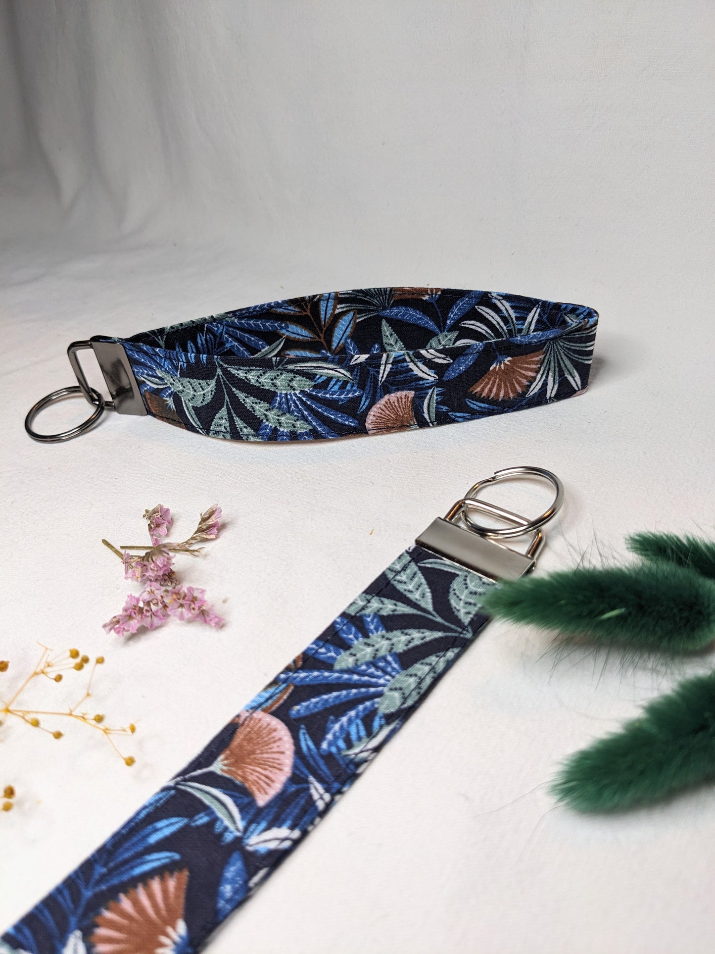 Porte-clés bleu fleurs roses
