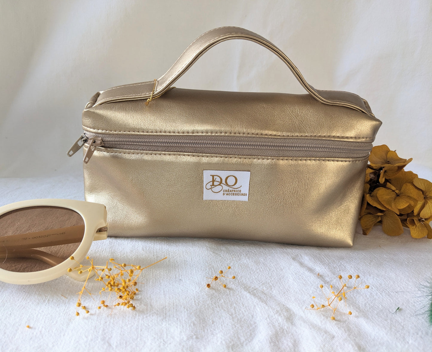 Trousse de maquillage dorée