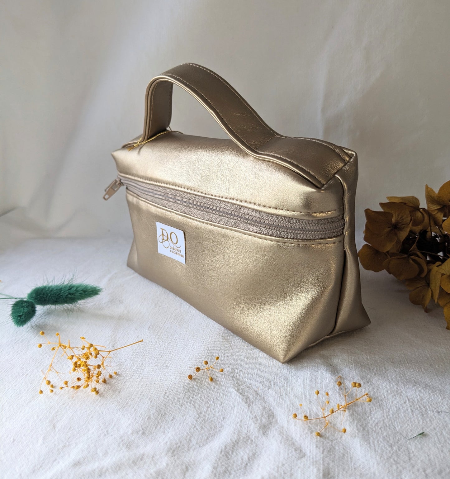 Trousse de maquillage dorée