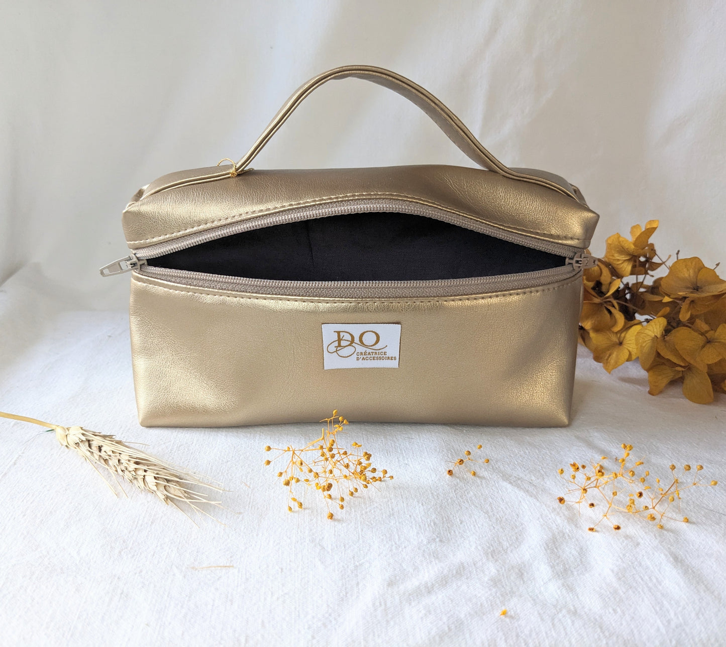 Trousse de maquillage dorée
