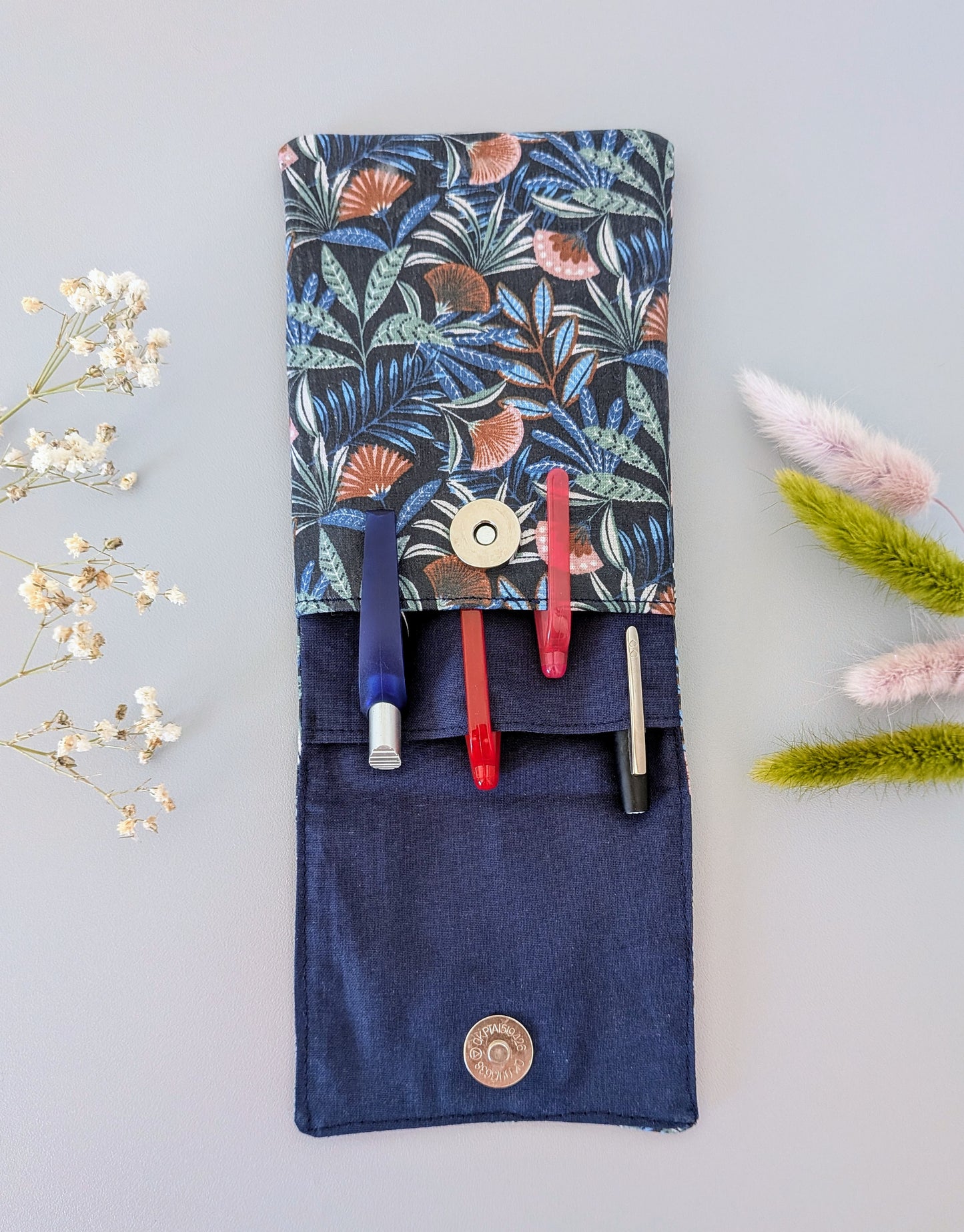 Etui enduit et aimanté pour blouse - Modèle Bleu floral