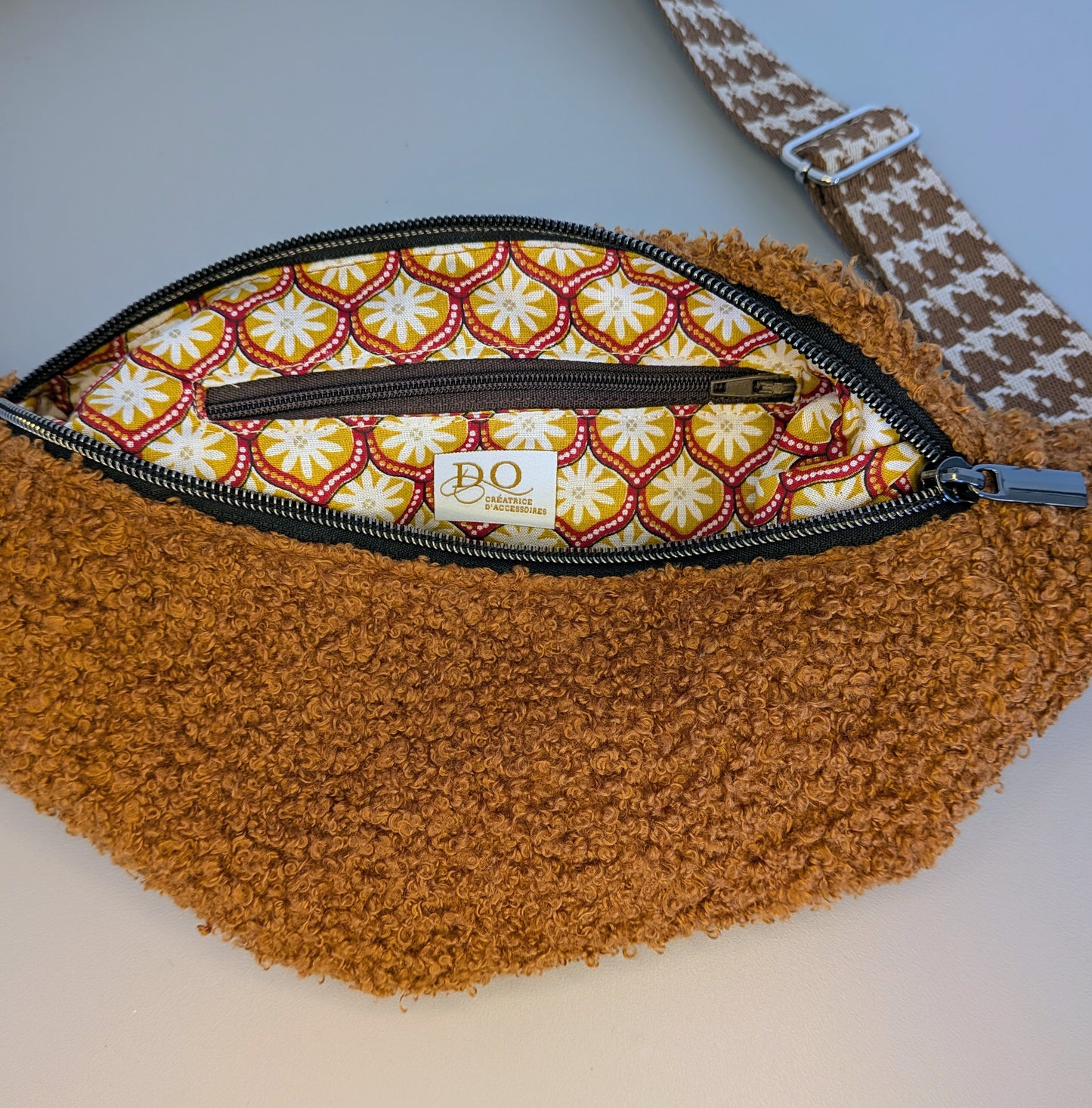 Sac demi-lune en moumoute marron - Format compact