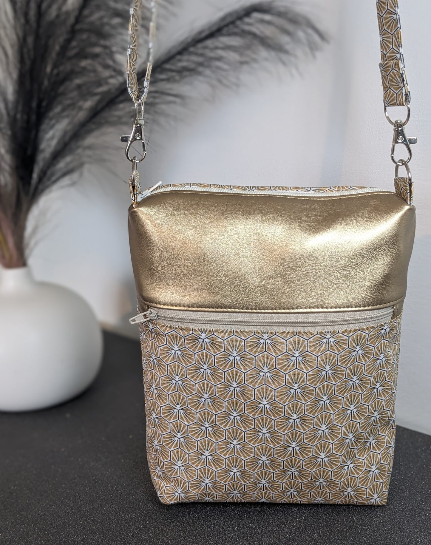 SAC ZIP-ZIP petit format aux motifs géométriques dorés