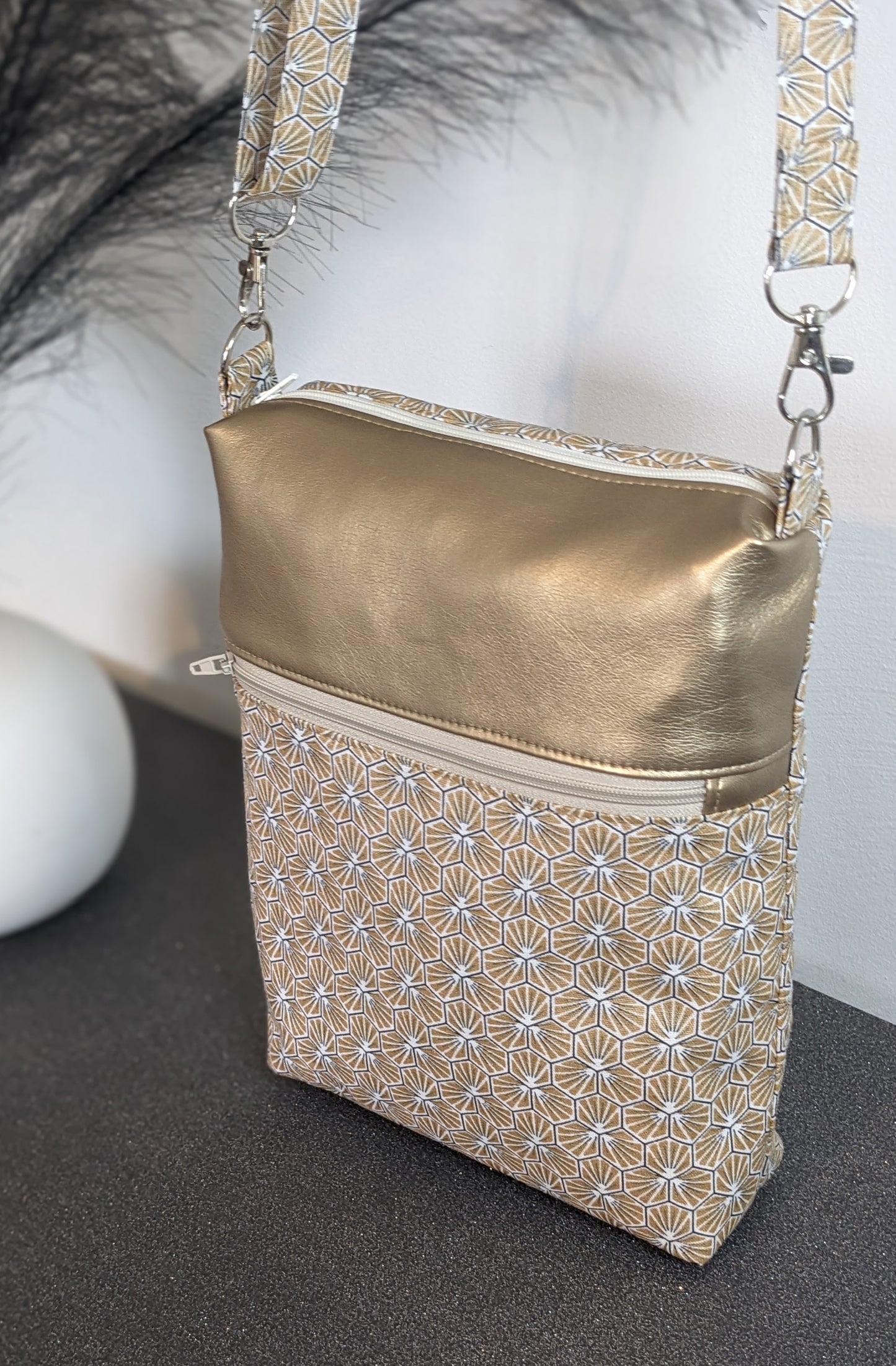 SAC ZIP-ZIP petit format aux motifs géométriques dorés