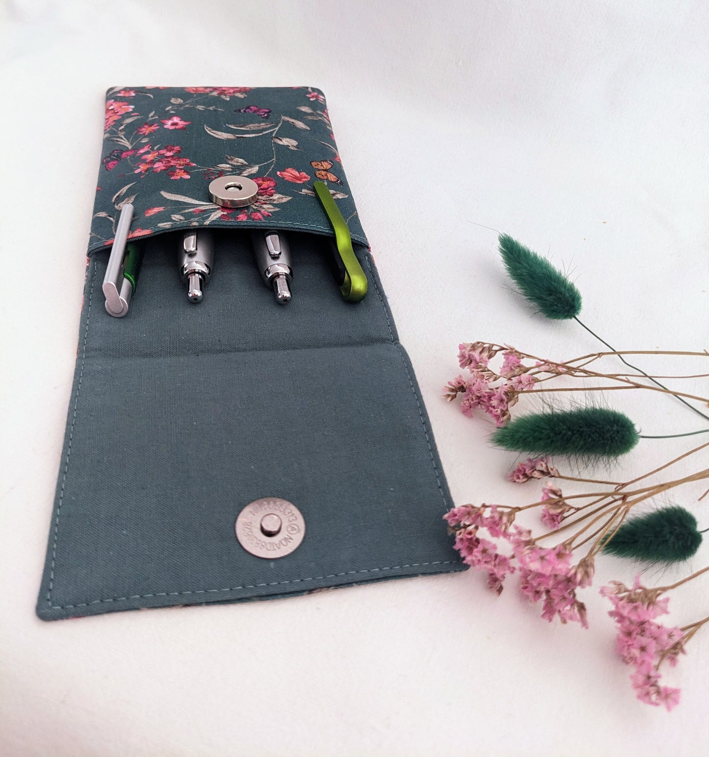 Etui enduit et aimanté pour blouse - Modèle jardin fleuri