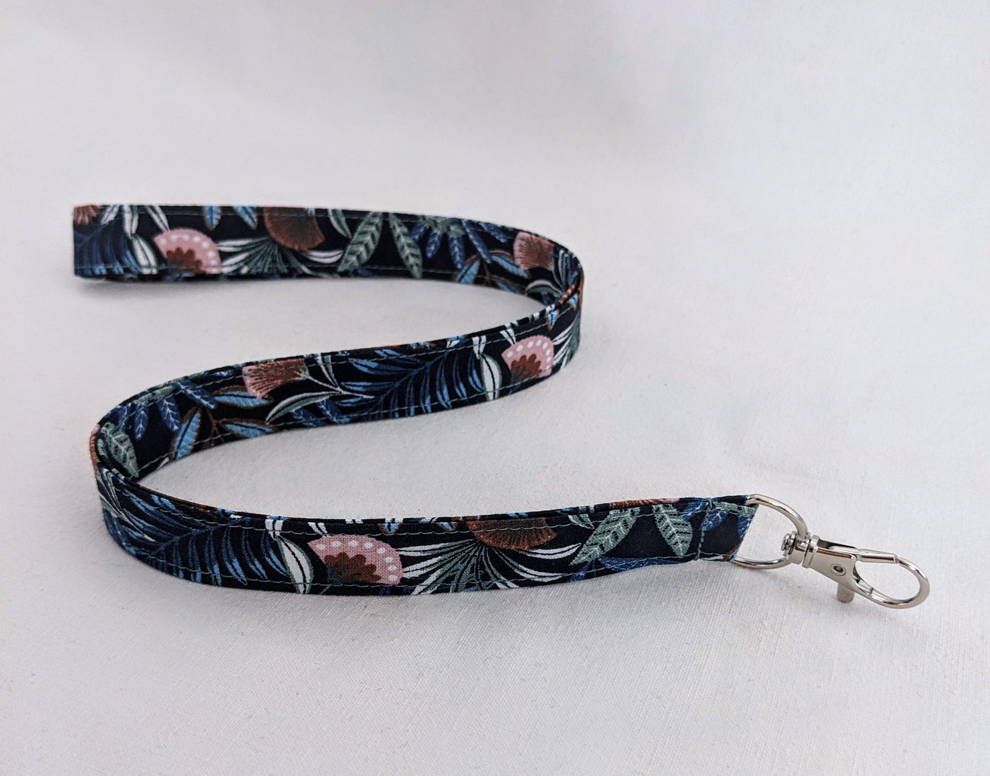 Tour de cou pour badge/porte clés infirmier(ère) bleu fleurs roses