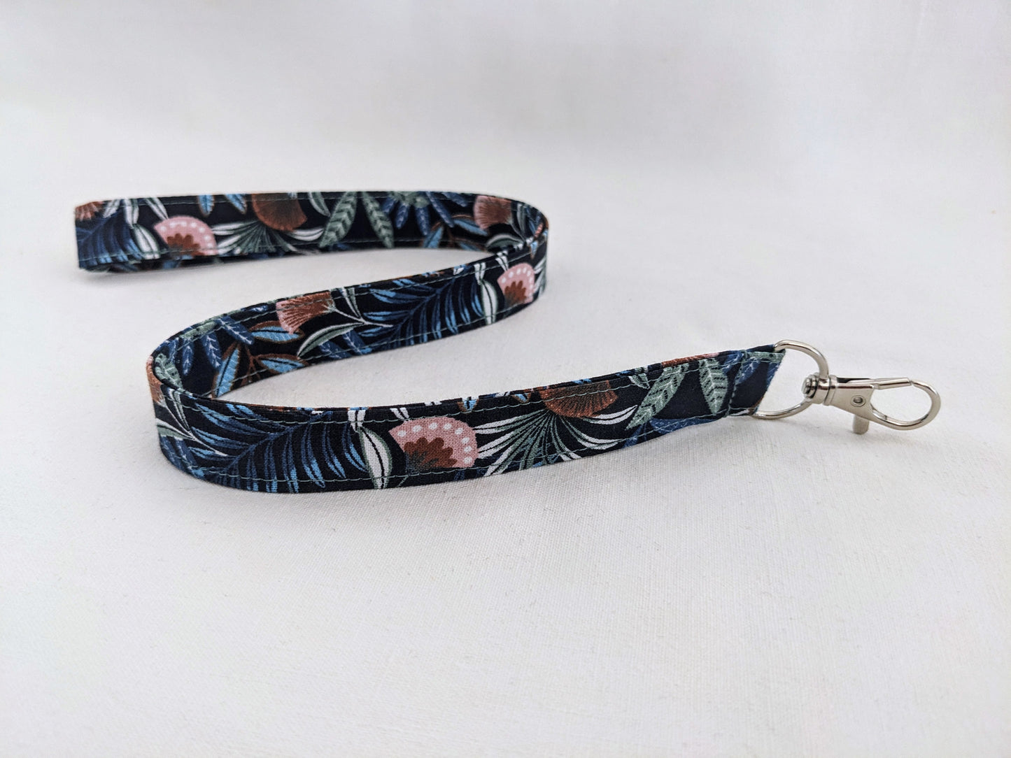 Tour de cou pour badge/porte clés infirmier(ère) bleu fleurs roses