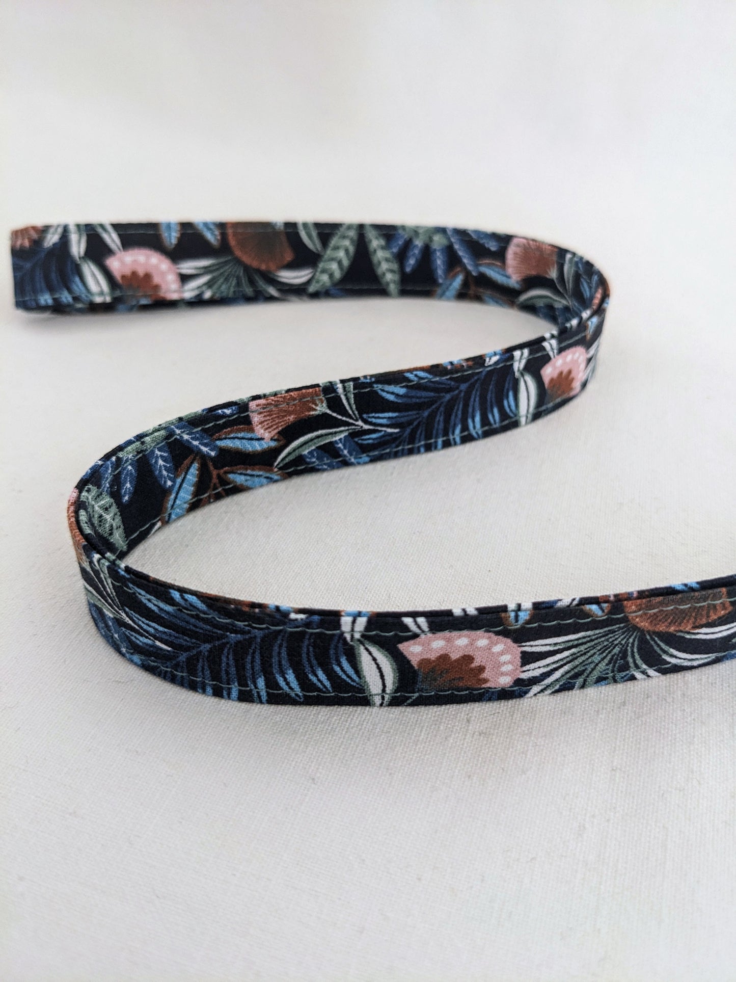 Tour de cou pour badge/porte clés infirmier(ère) bleu fleurs roses