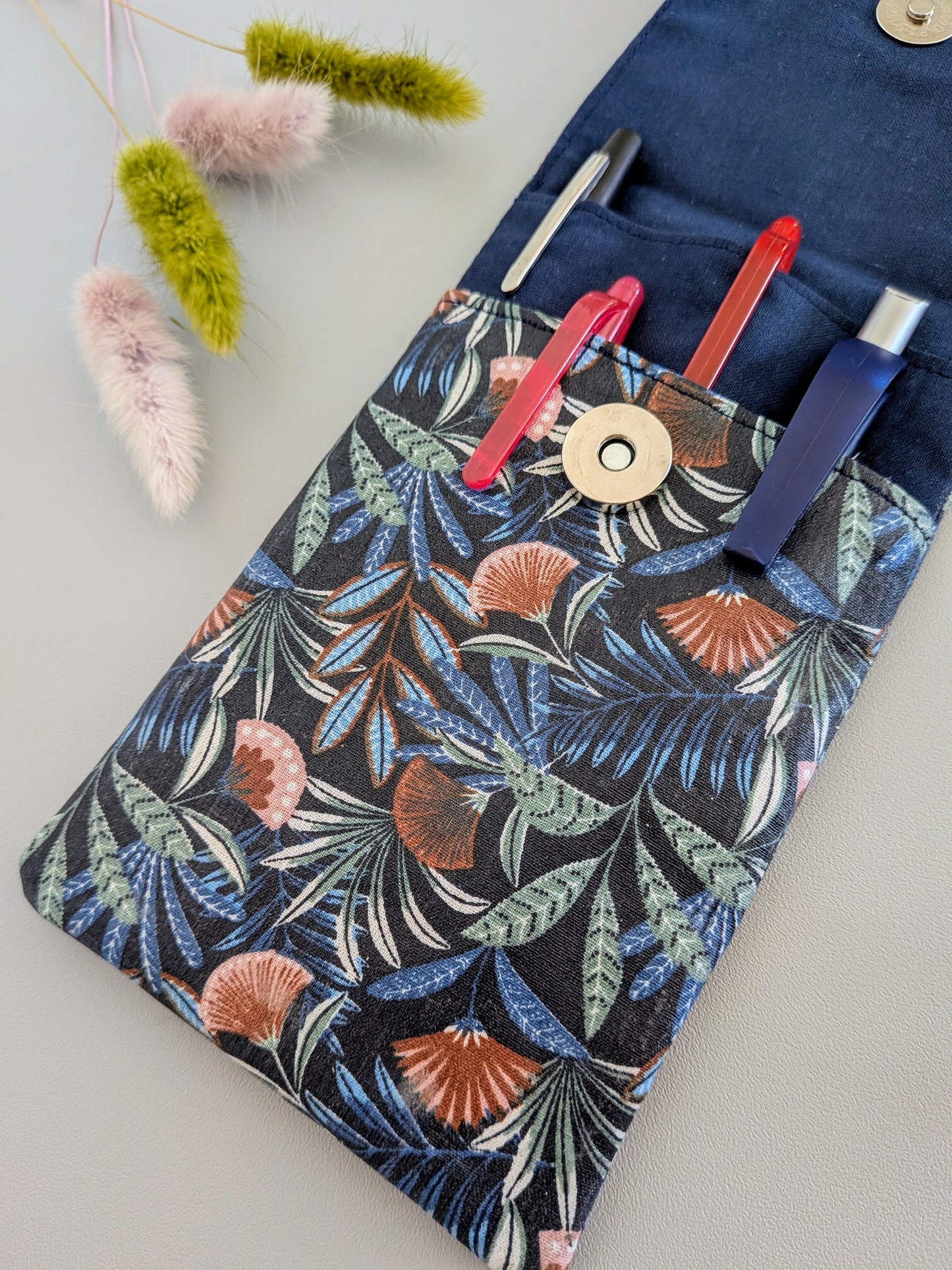 Etui enduit et aimanté pour blouse - Modèle Bleu floral
