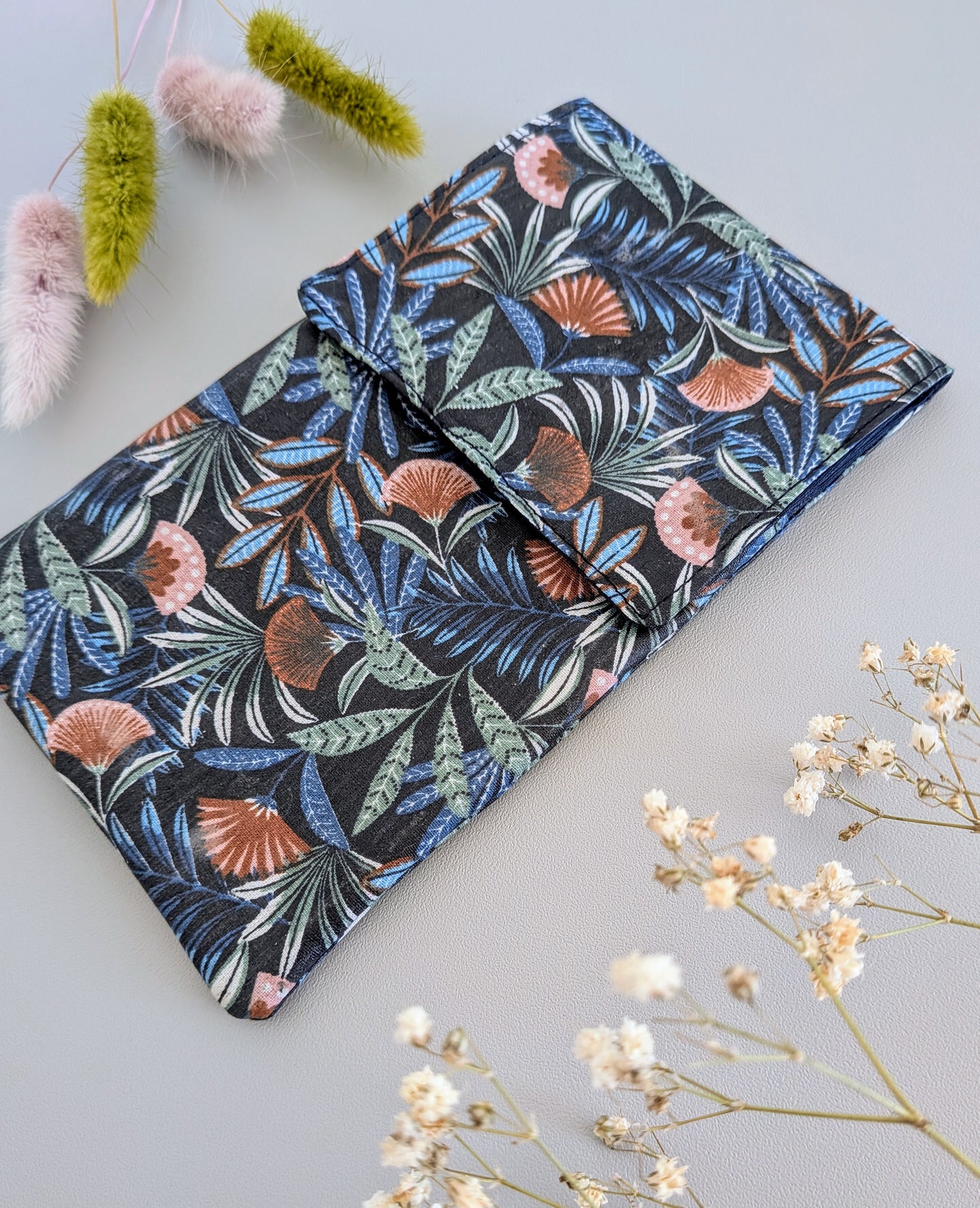 Etui enduit et aimanté pour blouse - Modèle Bleu floral