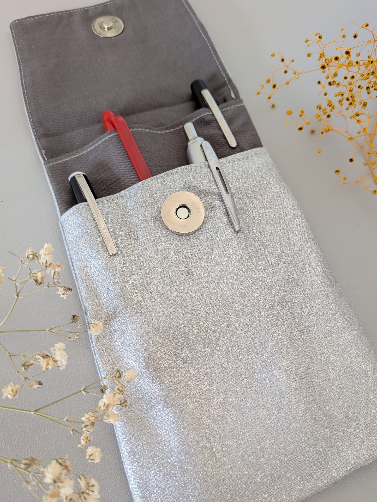 Etui enduit et aimanté pour blouse - Modèle Argenté
