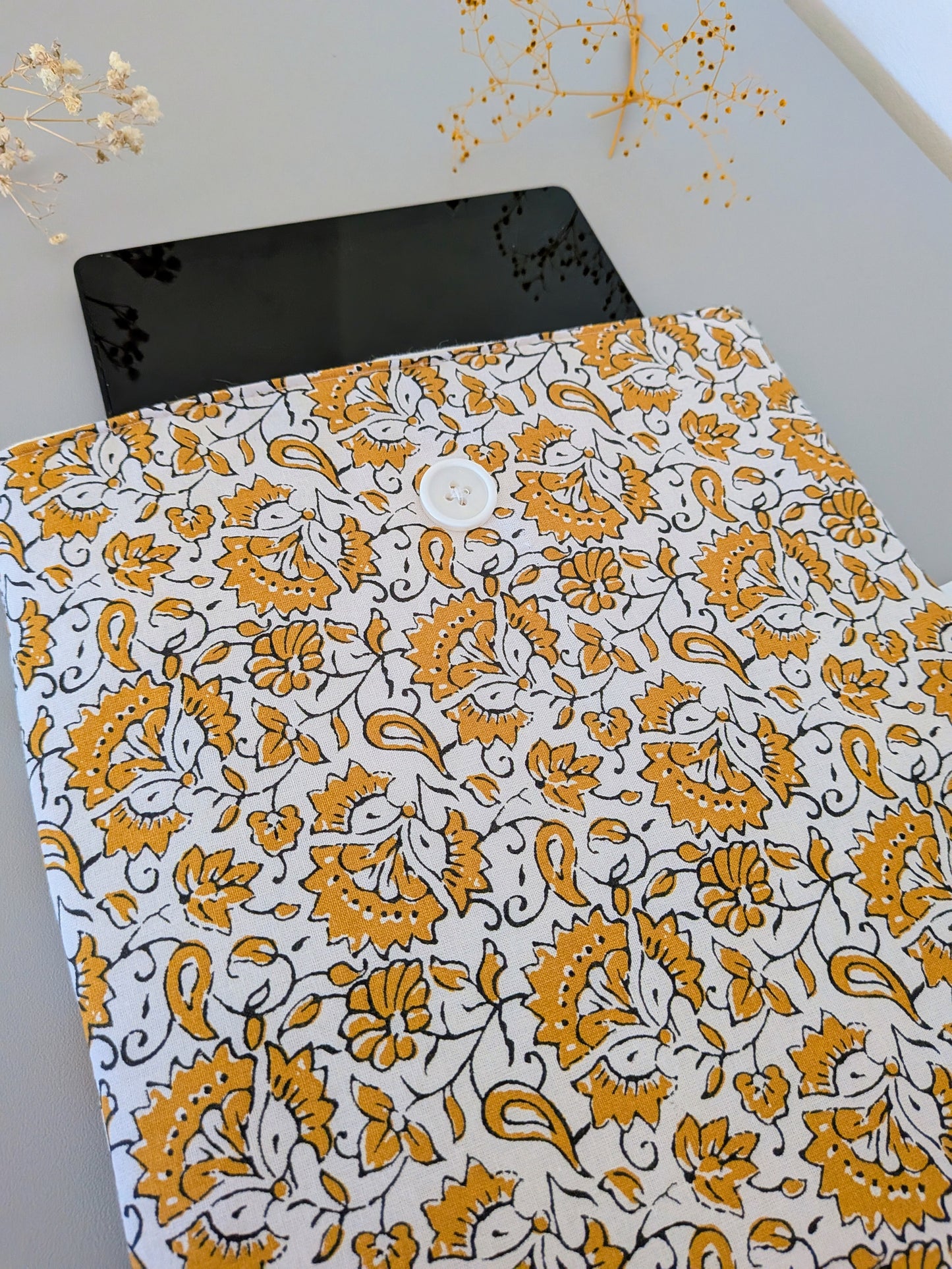 Housse tablette ou protège-livre grand format - modèle fleurs de moutarde