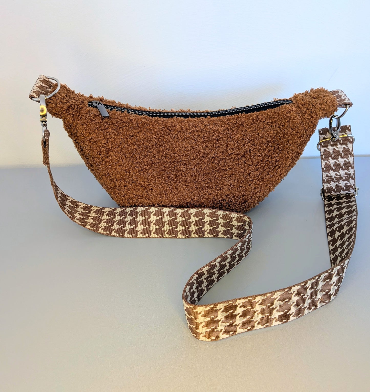 Sac demi-lune en moumoute marron - Format compact