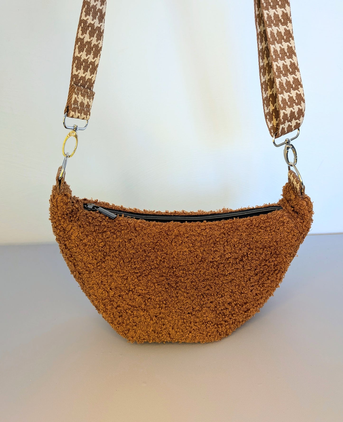 Sac demi-lune en moumoute marron - Format compact