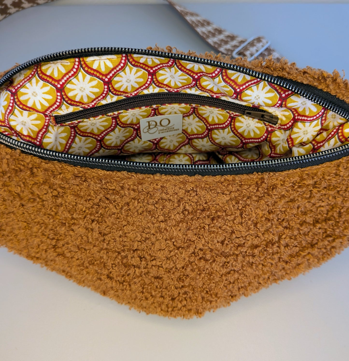 Sac demi-lune en moumoute marron - Format compact