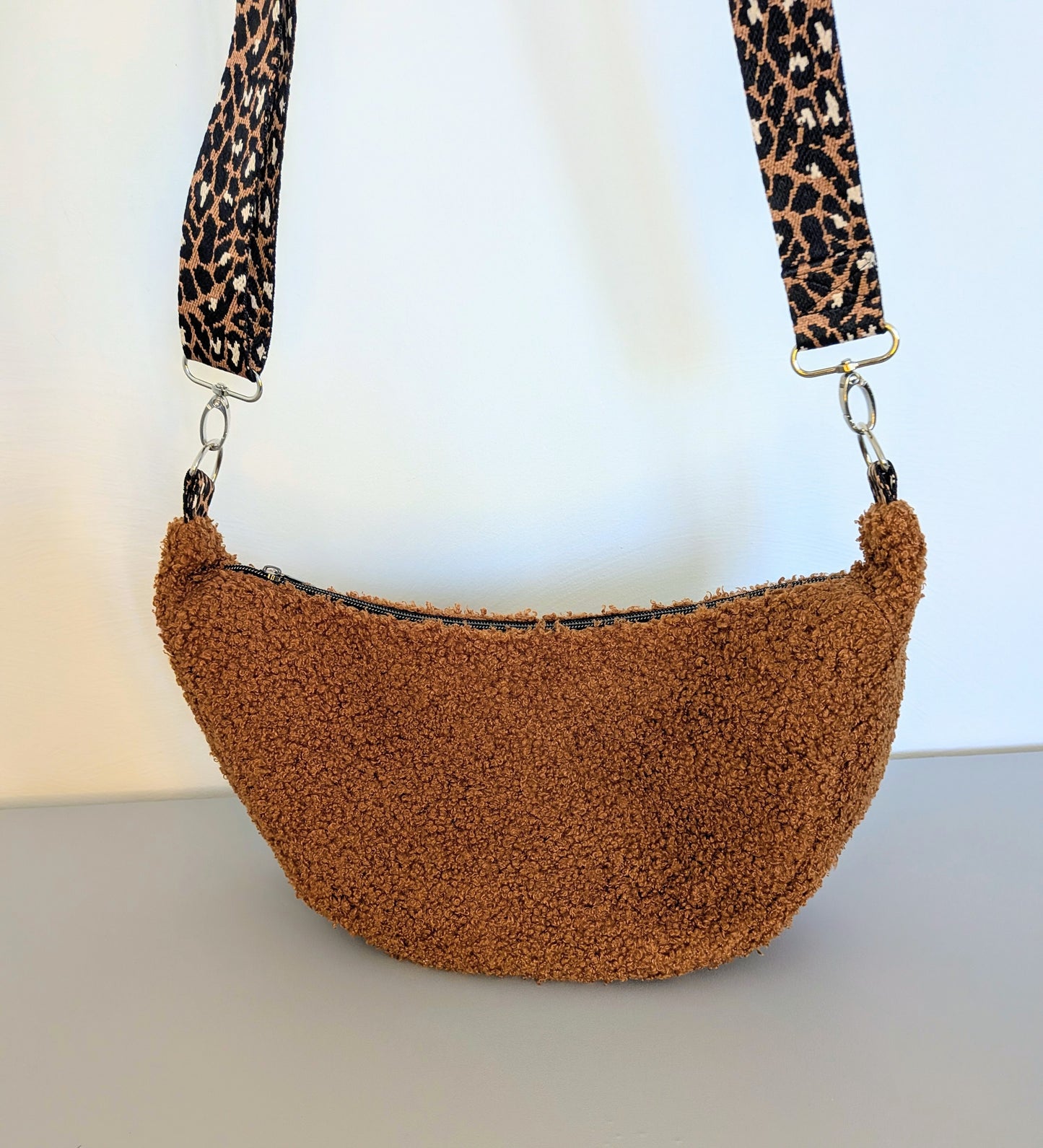 Sac demi-lune en moumoute marron - Format large