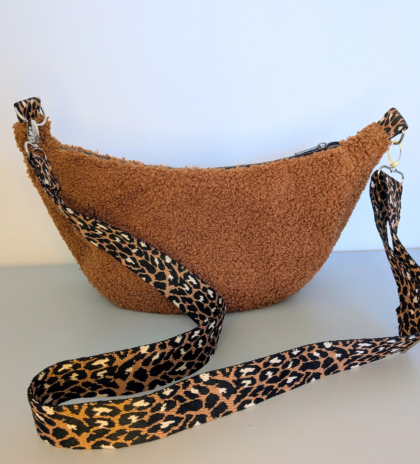 Sac demi-lune en moumoute marron - Format large