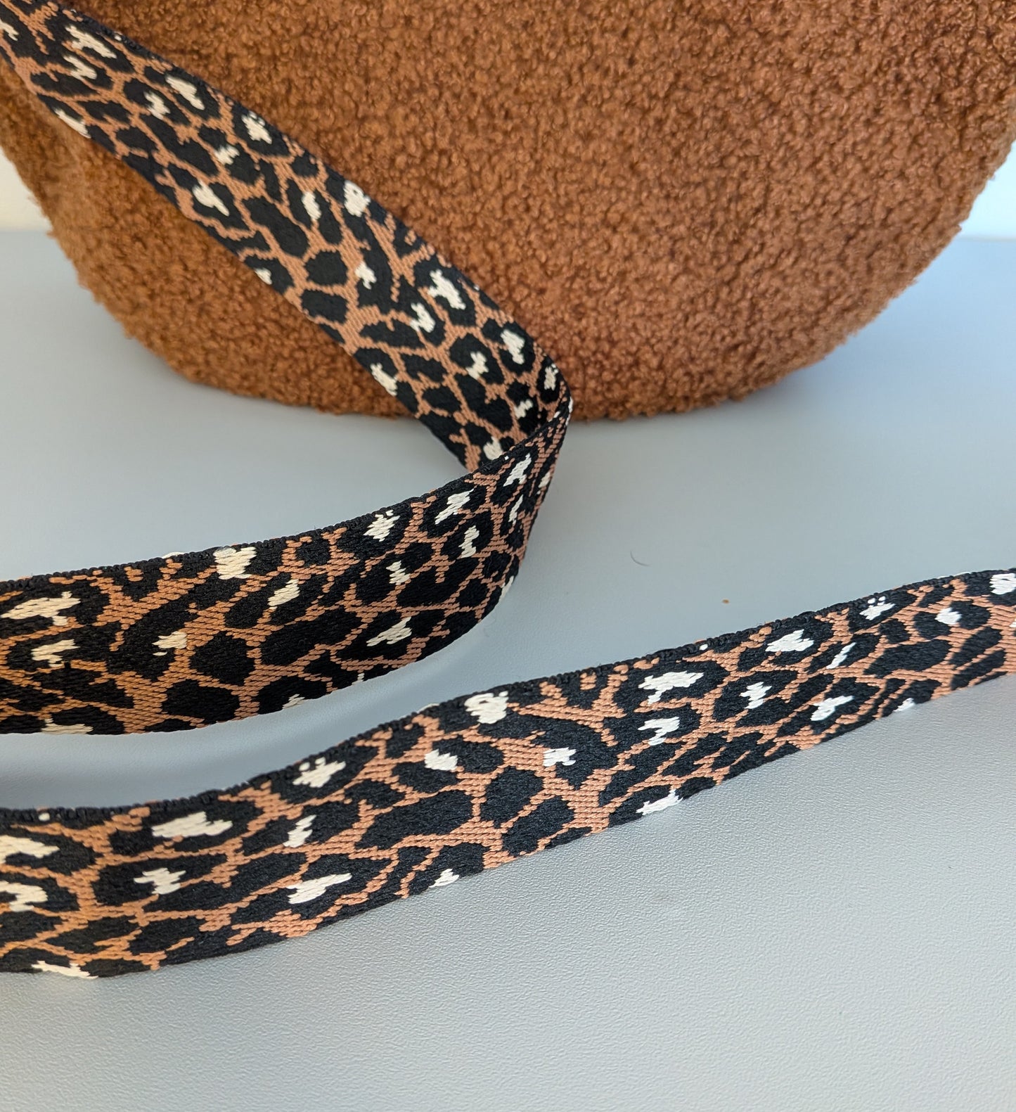 Sac demi-lune en moumoute marron - Format large