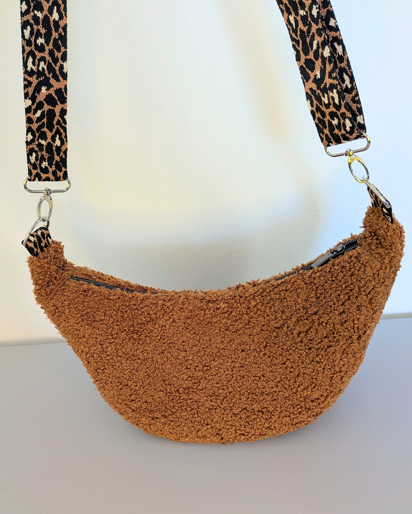 Sac demi-lune en moumoute marron - Format large