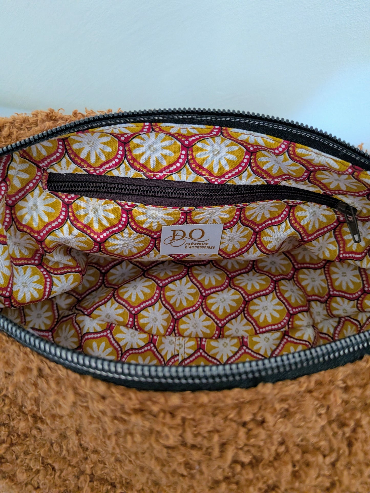 Sac demi-lune en moumoute marron - Format compact