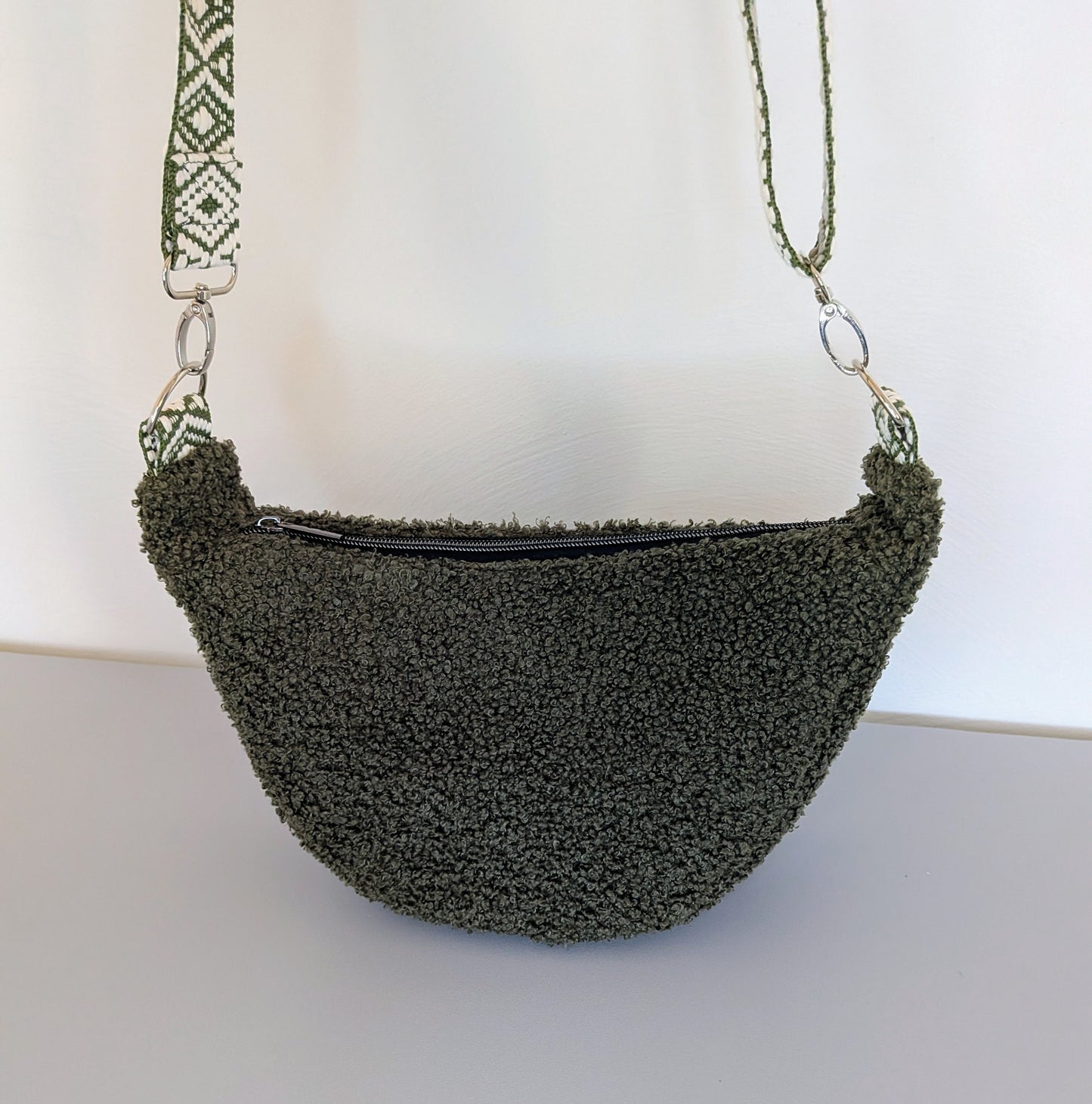 Sac demi-lune en moumoute Kaki - Format compact